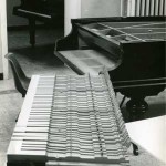 close up klavier, gedemonteerd  uit de vleugel op de achtergrond