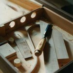 3. De binnenconstructie met klankgaten, waarop later het klankbord gelijmd wordt, bestaat vooral uit vurenhout.