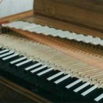 4. Het klavier is afgewerkt in gezwart perelaar met benen beleg voor de boventoetsen, ebbenhout voor de ondertoetsen. Een aantal bassnaren wordt omwikkeld met rood koper.