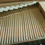 5. De toetsen zijn uit lindenhout gezaagd en worden verder met de hand uitgesneden.