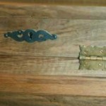 7. De scharnieren in messing zijn hier gesmeed, het slotplaatje is in ijzer.